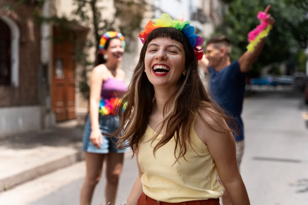 grupo de jovens no carnaval.