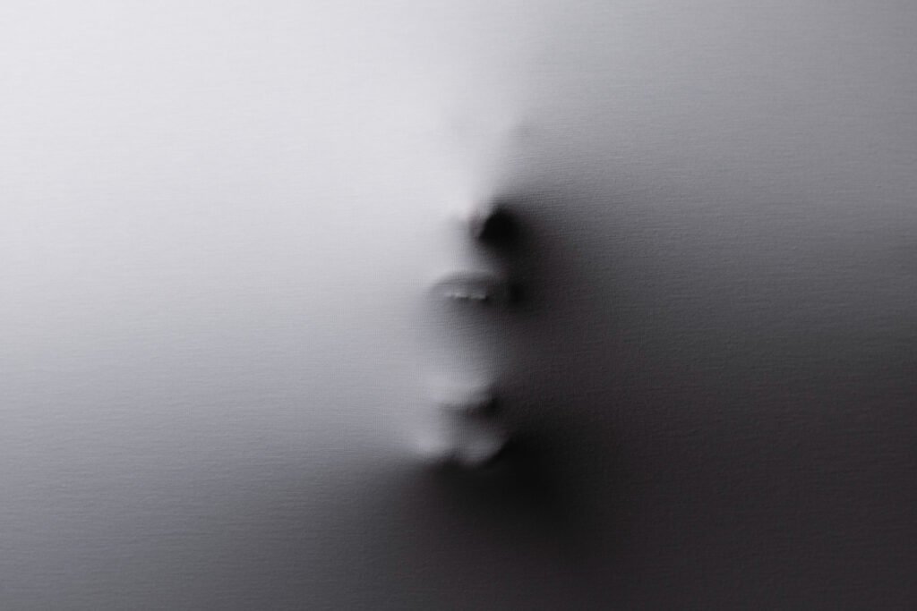 um rosto marcando um lençol.