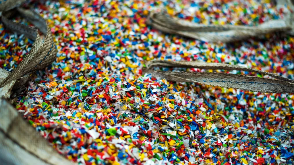 diversos microplasticos capturados na natureza.