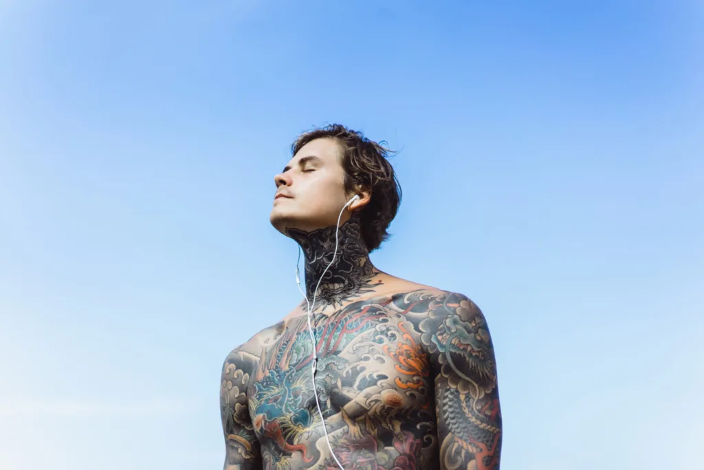 jovem com o dorso tatuado.