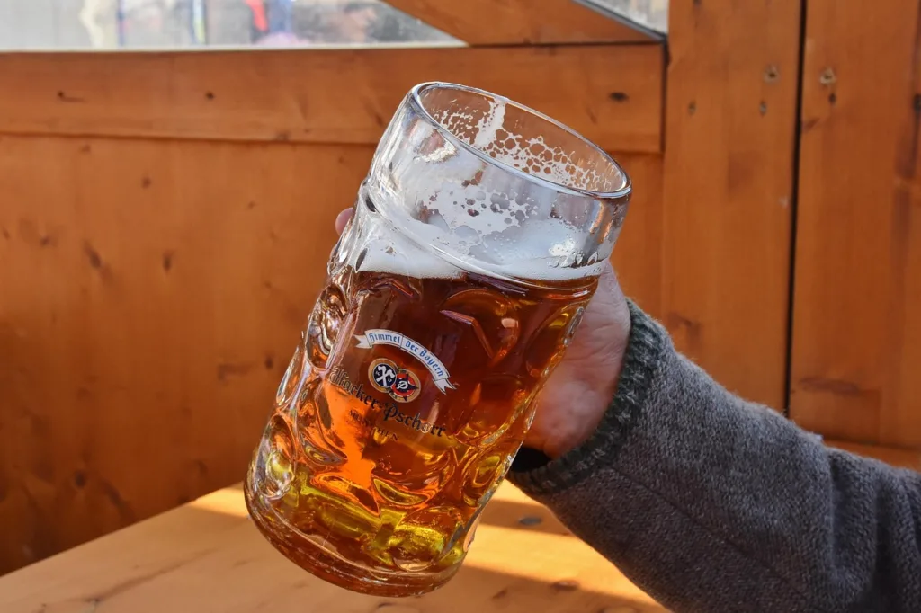 Uma pessoa segurando uma grande jarra de cerveja. 