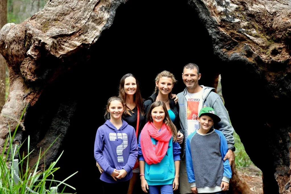 foto de uma família na entrada de uma caverna.
