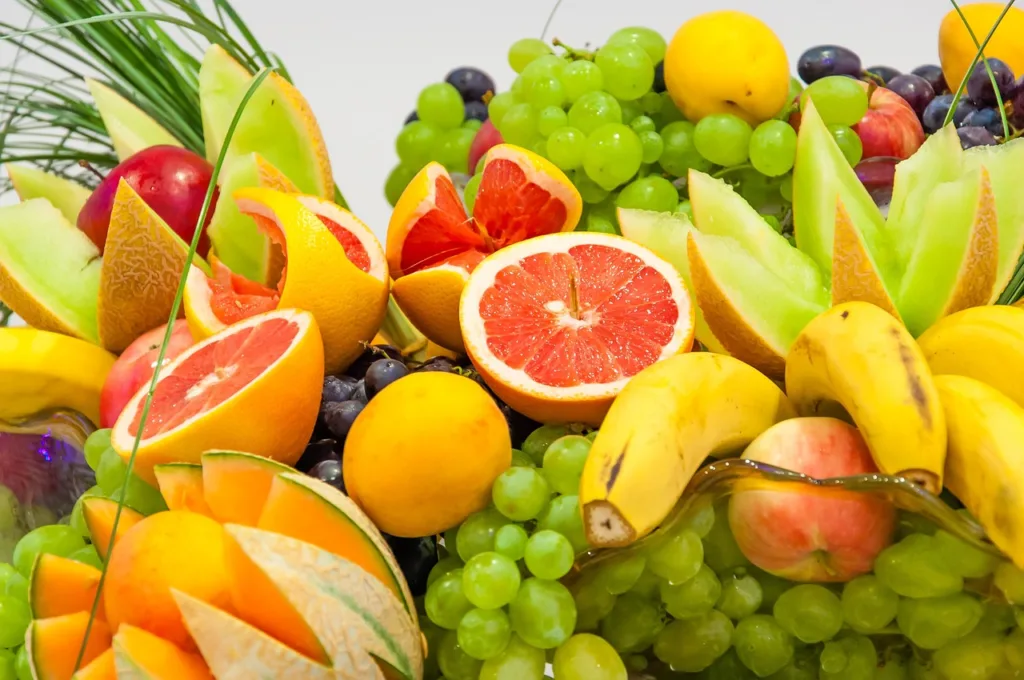 frutas numa bandeja.