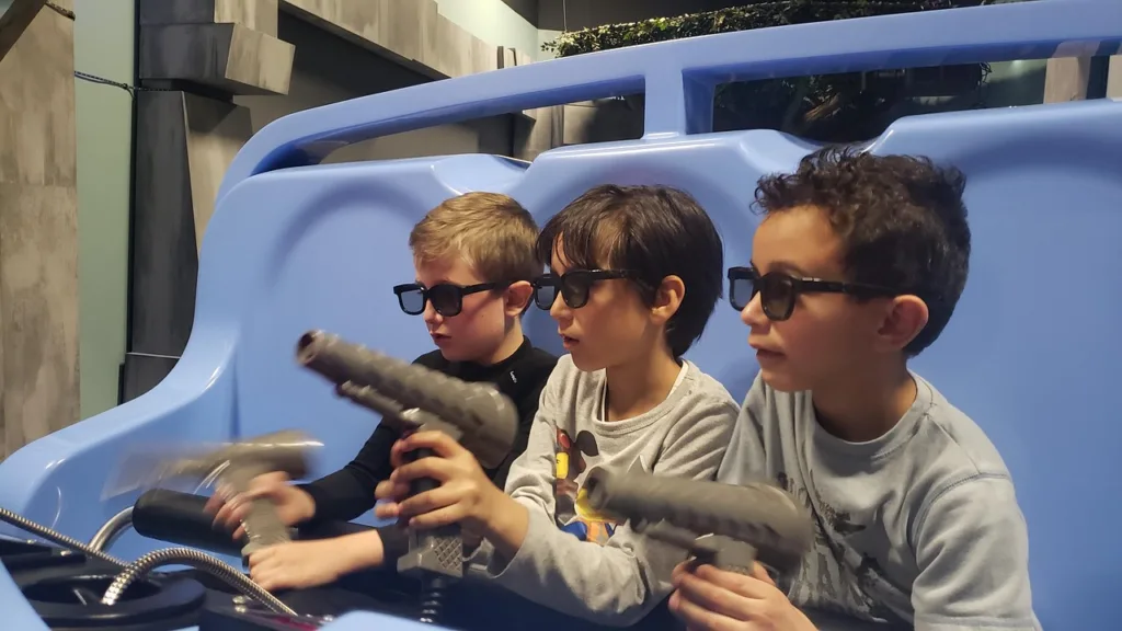 crianças brincando com videogame.