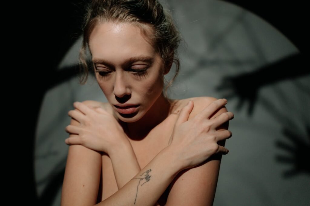 mulher assustada em um sonho.