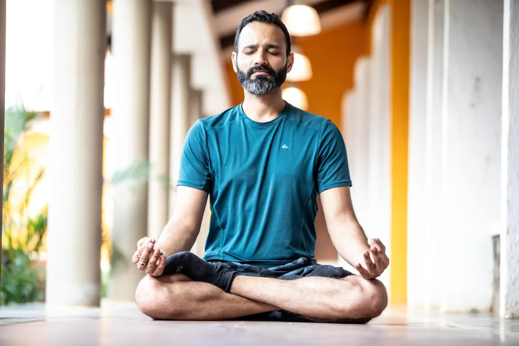 Homem praticando Yoga  para relaxamento.