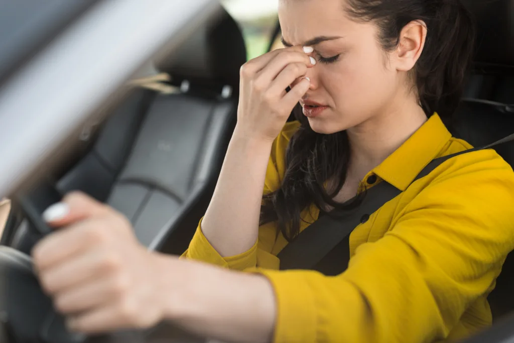 mulher com náusea no carro.