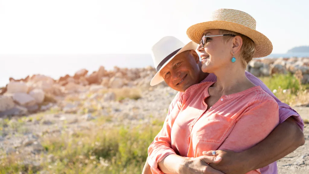 casal idosos ao ar livre