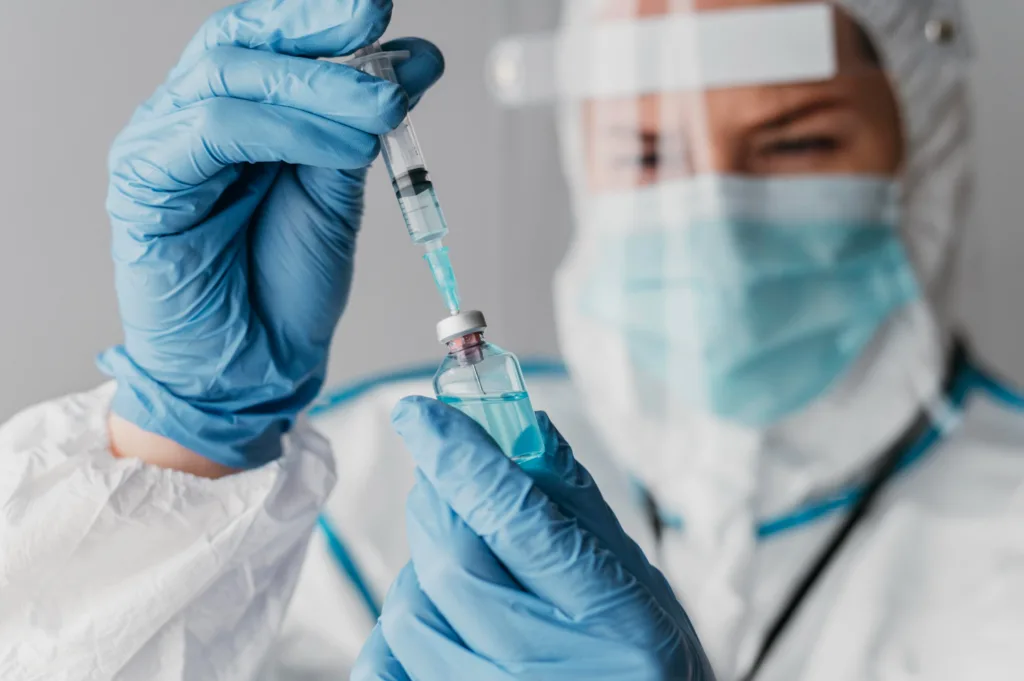 cientista manipulando uma vacina