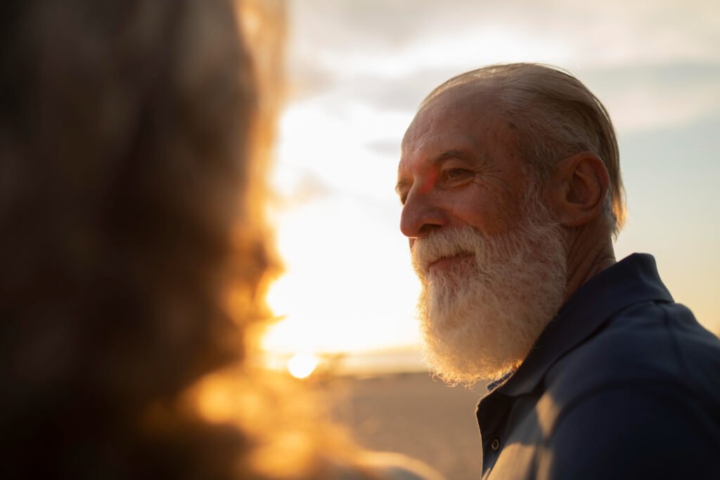 close de um homem idoso com barba.