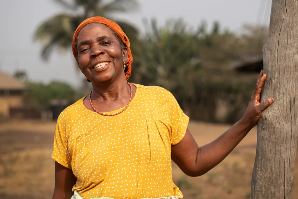mulher idosa afrodescendente de caiseta amarela.