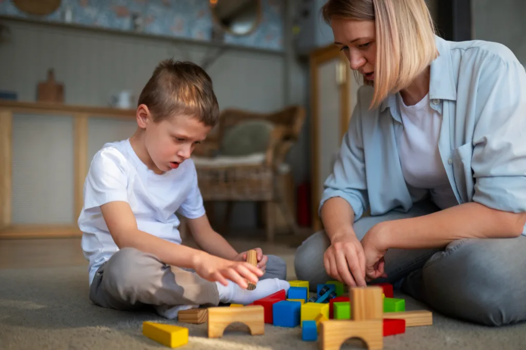 mae e filho numa mesa de jogos.