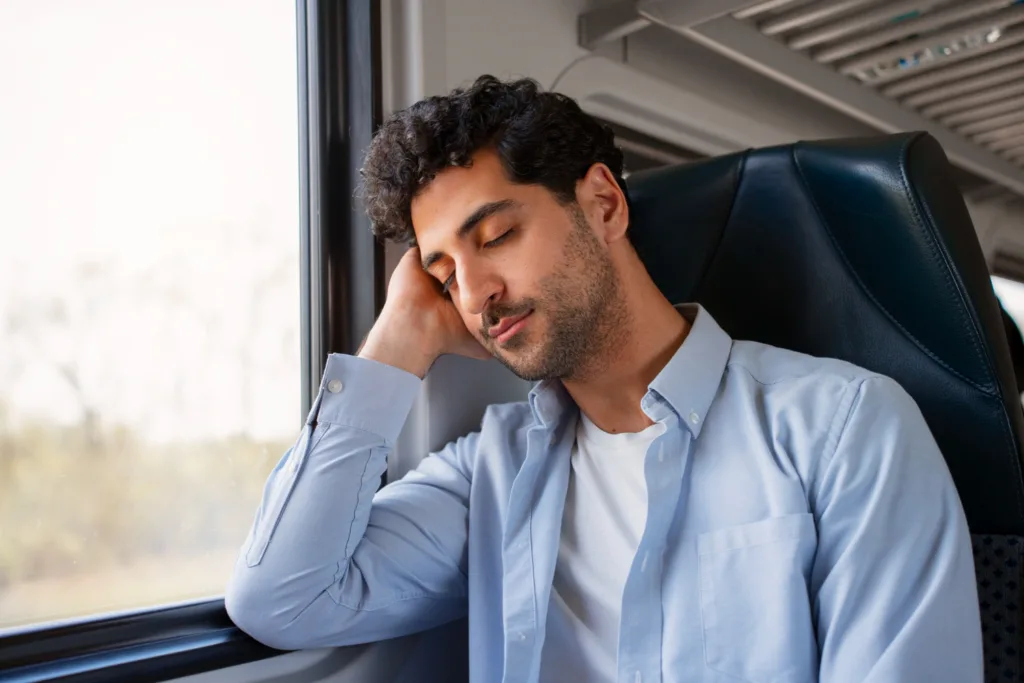 homem com náusea no trem.