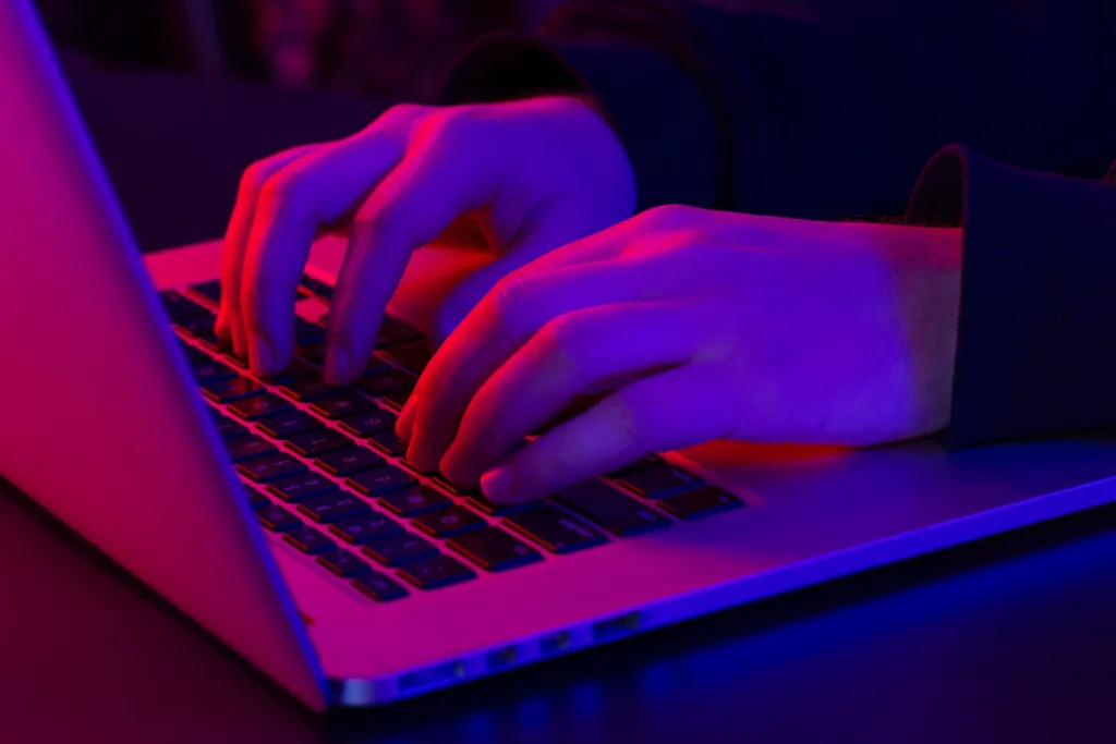 sala de computador com luz vermelha