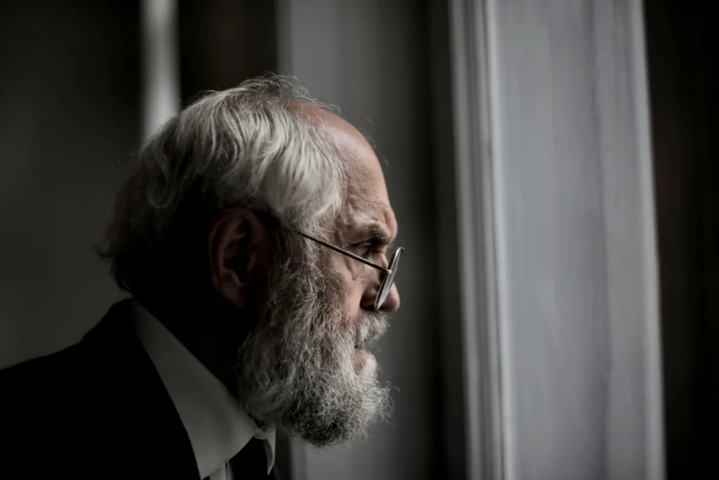 homem parecido com Carl Young