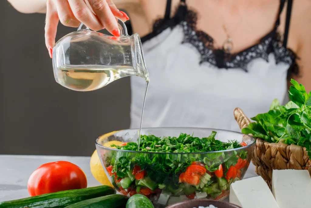 salada verde sendo temperada.