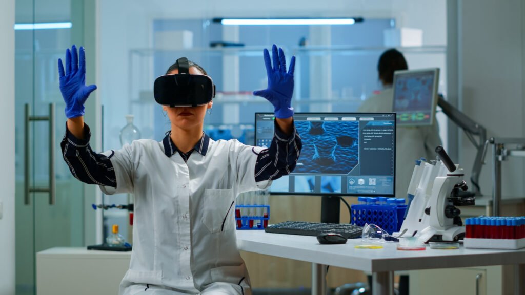 cientista usando um óculos de realidade virtual