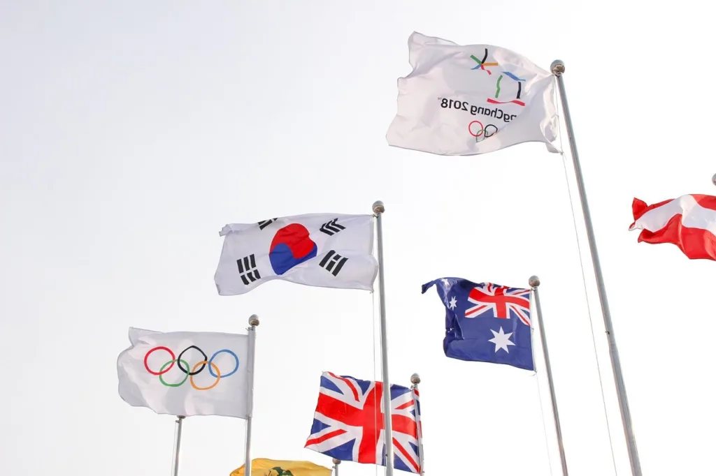 bandeiras de diversos países que participam dos jogos olímpicos de inverno.