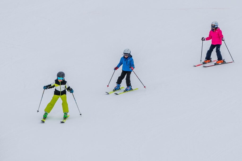atletas descendo uma trilha com esqui.
