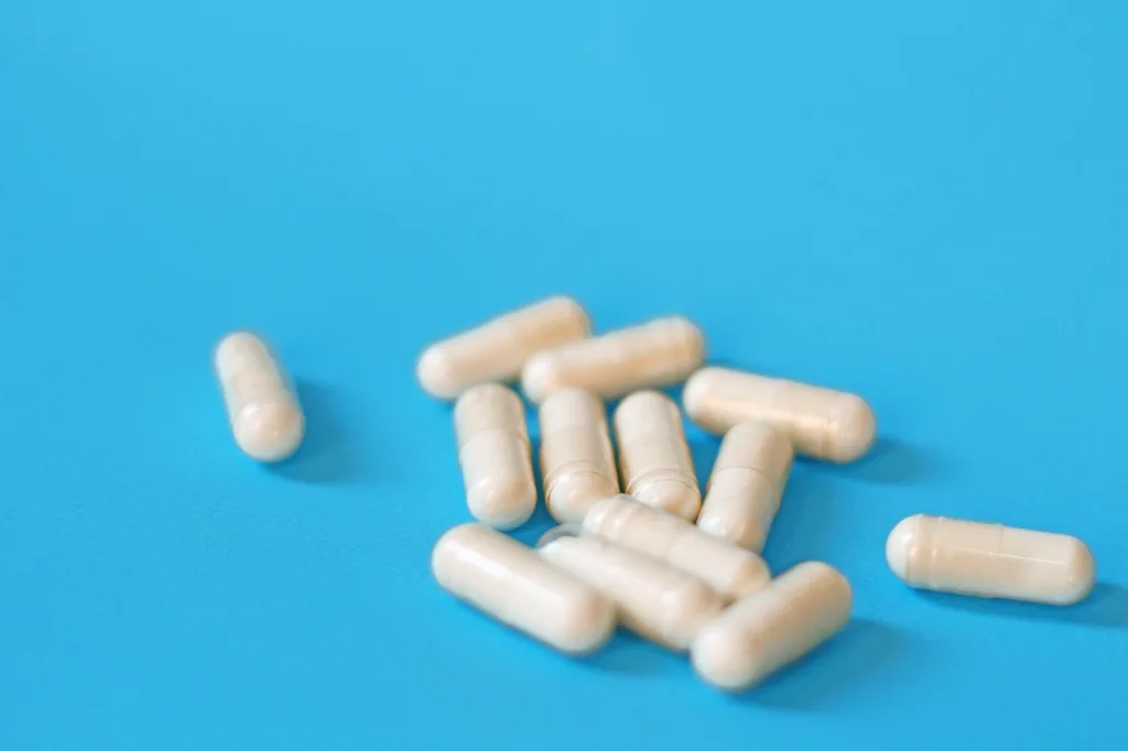 diversas pílulas num fundo azul claro.