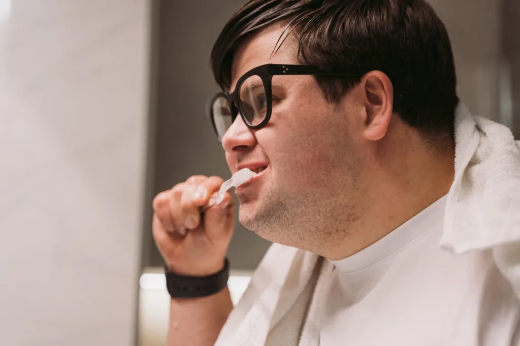 homem adulto escovando os dentes