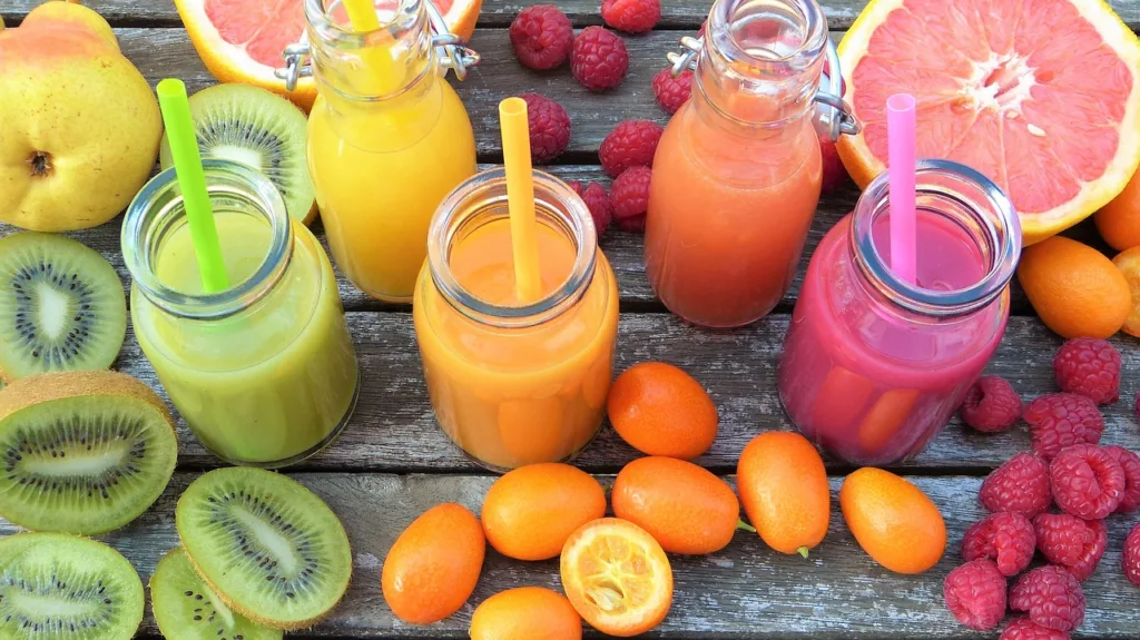 varias frutas e seus sucos.