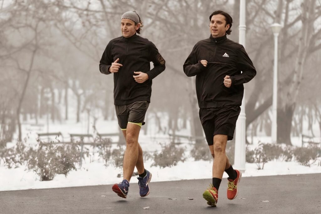 dupla de corredores ao ar livre.