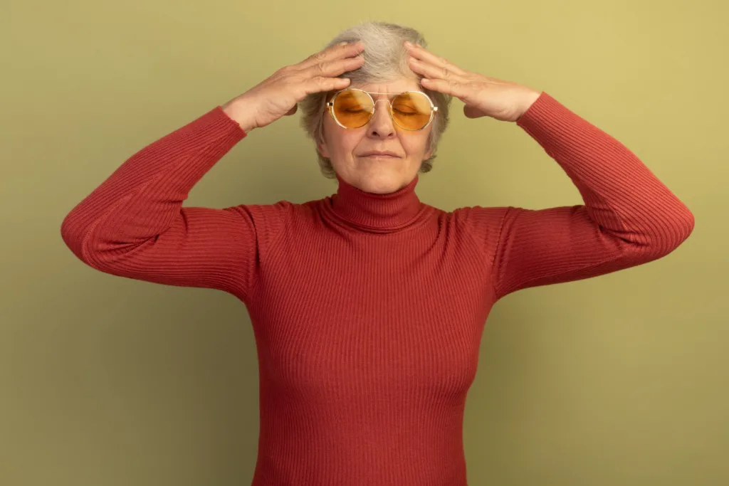 mulher idosa com vertigem