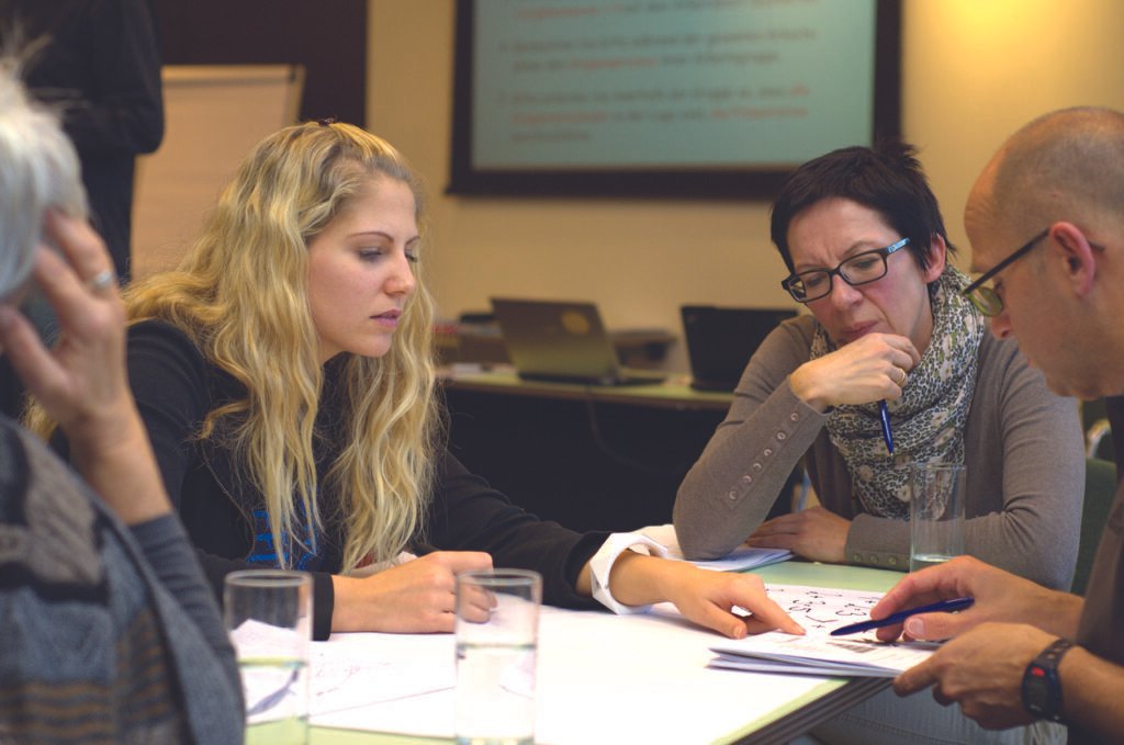 líder orientando uma equipe de trabalho.
