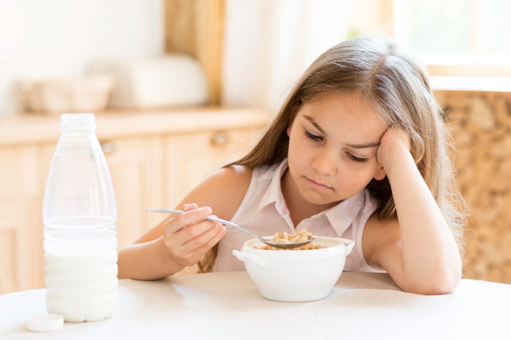 menina insatisfeita com seu lanche.