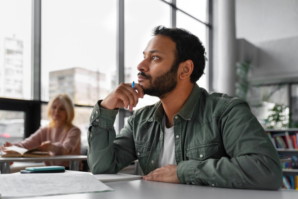 homem jovem registrando sues pensamentos.
