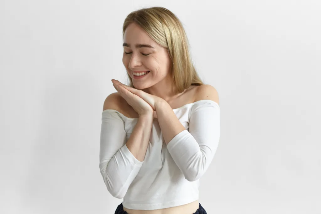 mulher jovem feliz
